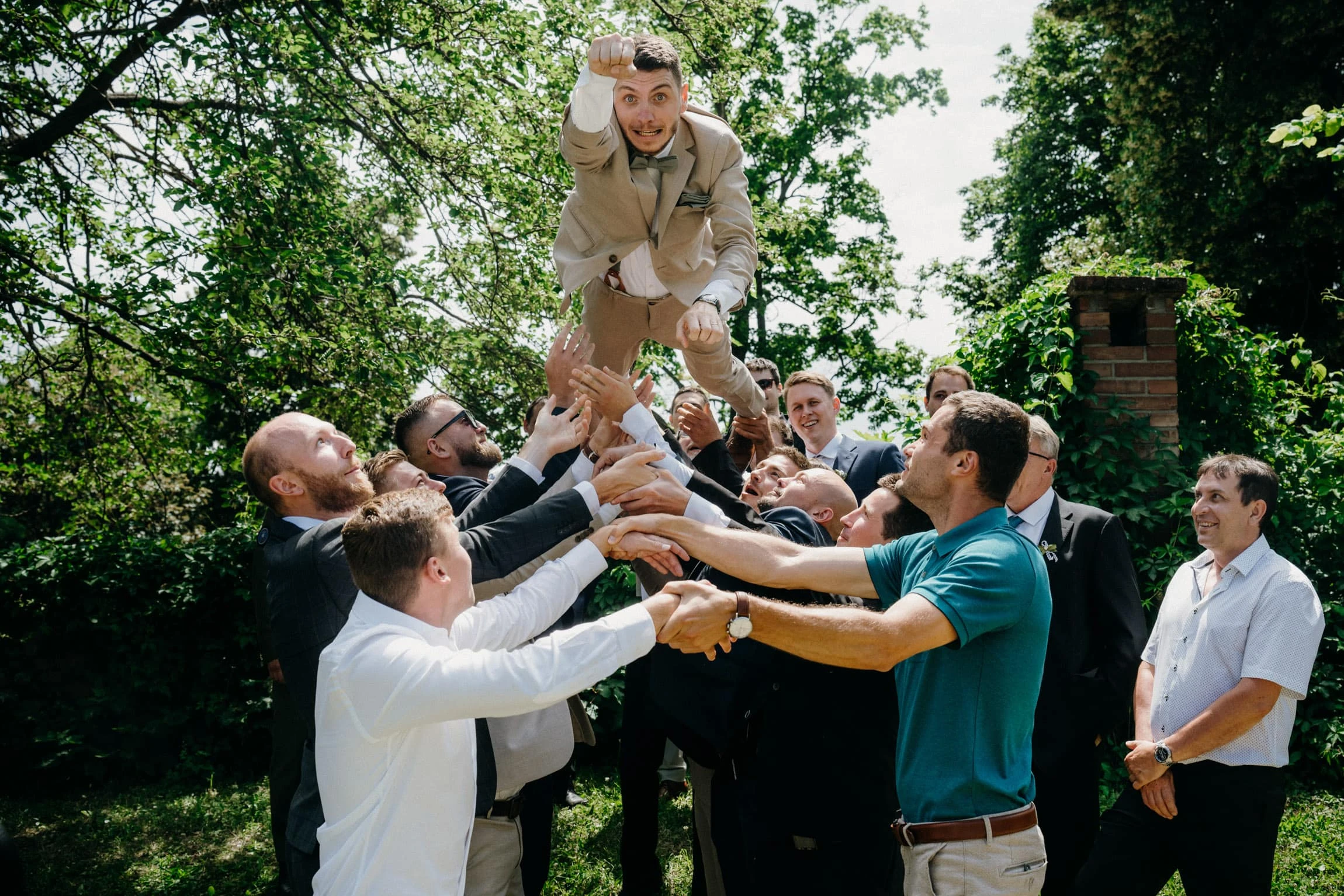 Spontánní smích nevěsty a ženicha