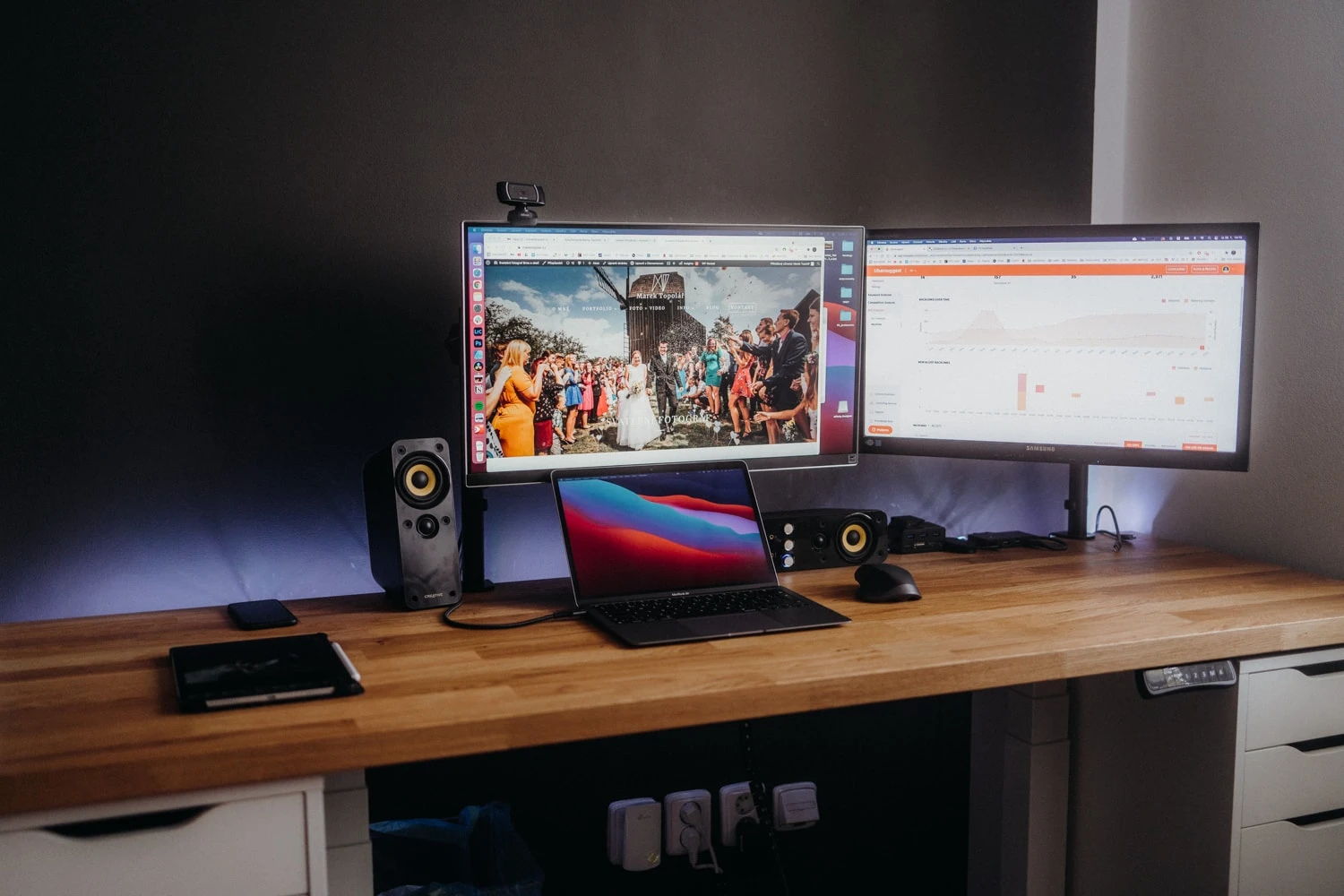 Macbook M1 s dvěma externími monitory