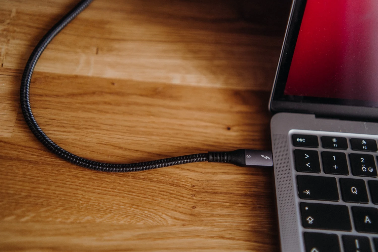 Macbook M1 s dvěma externími monitory - foto 2