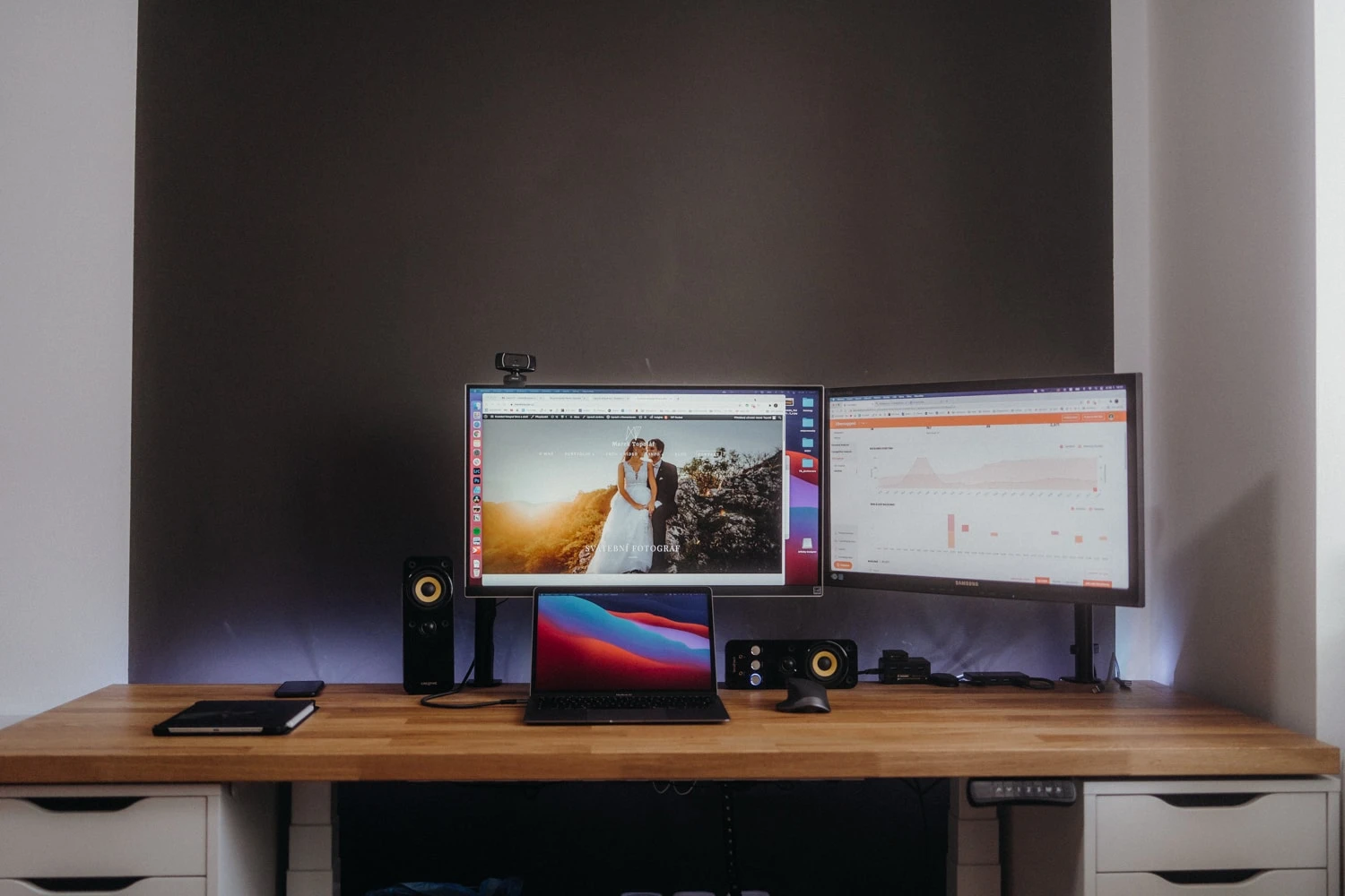 Macbook M1 s dvěma externími monitory - foto 4