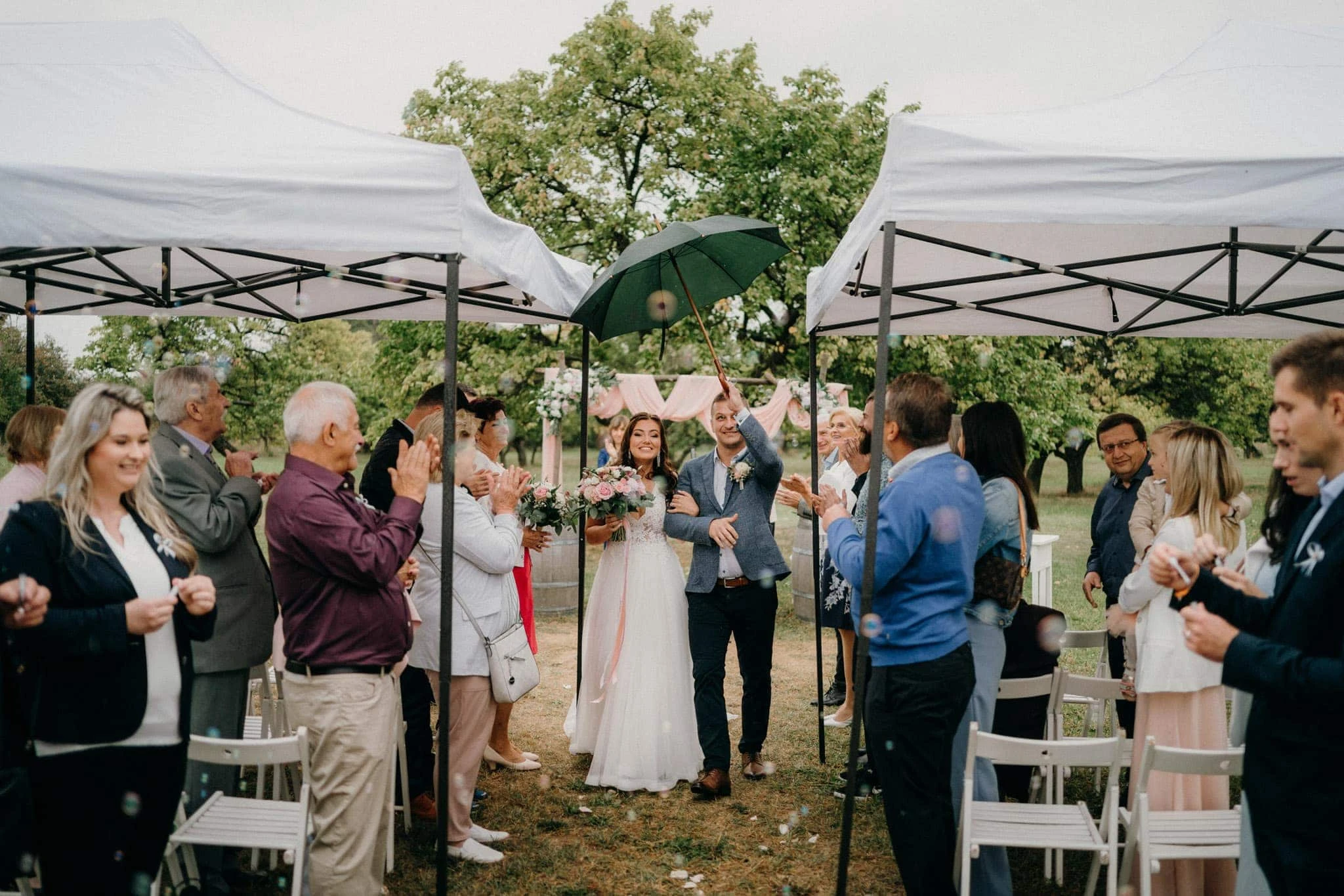 Svatba Stodola v&nbsp;meruňkovém sadu - foto 54