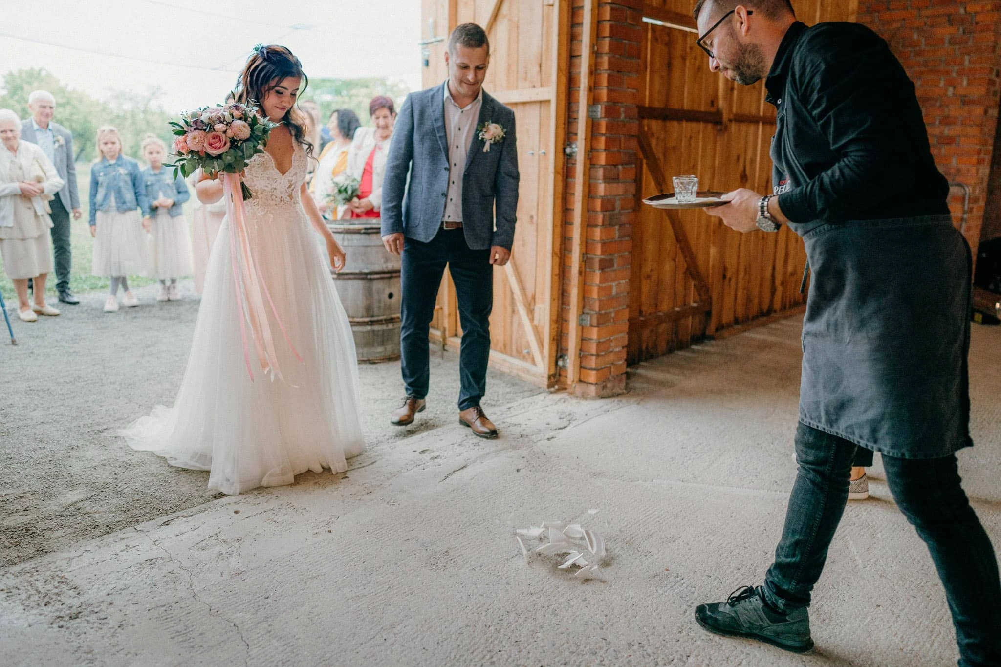 Svatba Stodola v&nbsp;meruňkovém sadu - foto 51