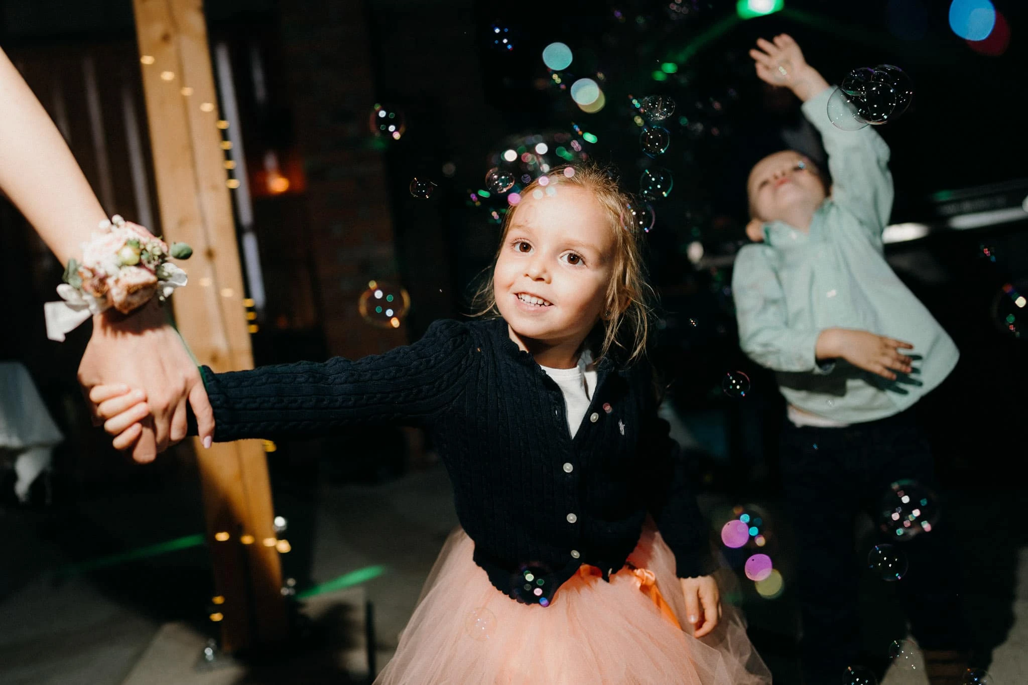 Svatba Stodola v&nbsp;meruňkovém sadu - foto 19