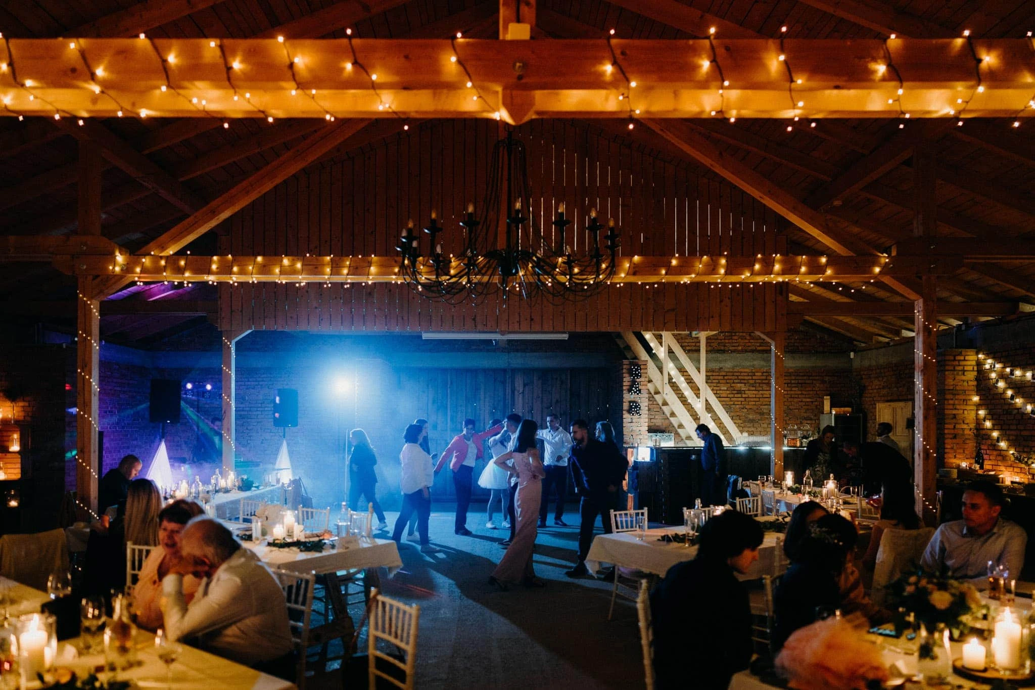 Svatba Stodola v&nbsp;meruňkovém sadu - foto 13