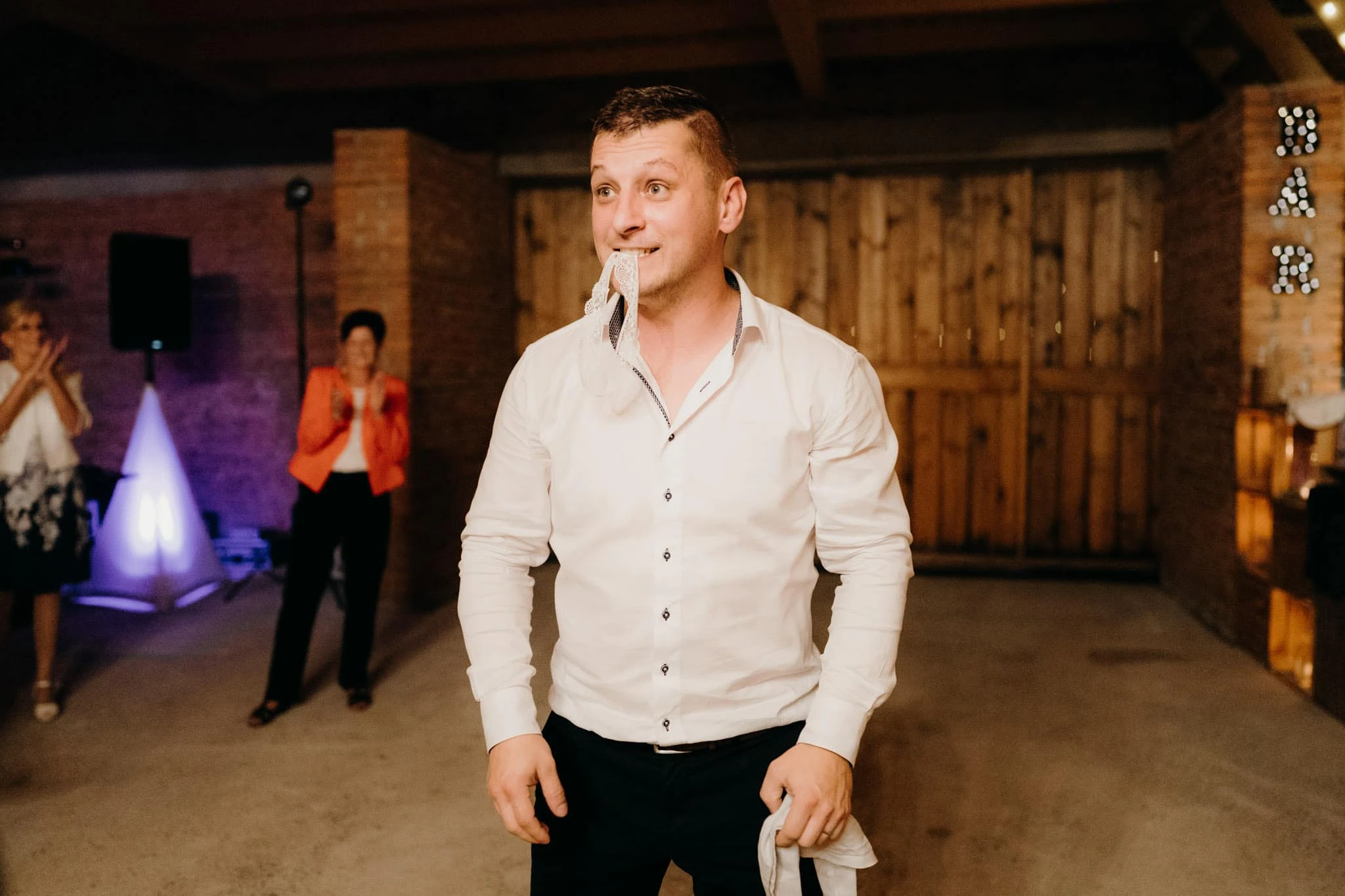 Svatba Stodola v&nbsp;meruňkovém sadu - foto 11