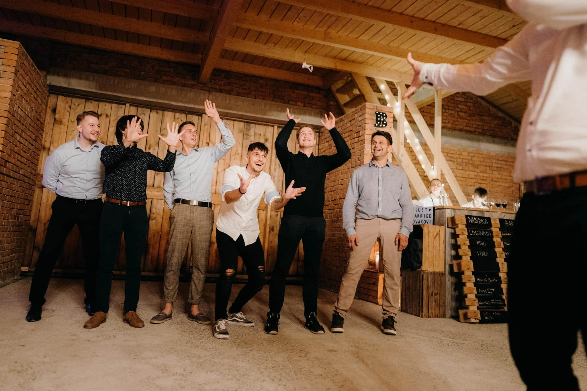 Svatba Stodola v&nbsp;meruňkovém sadu - foto 10