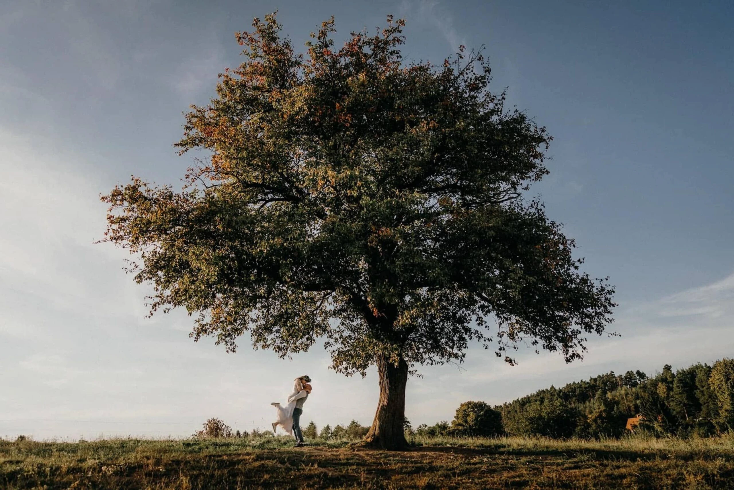 Profesionální svatební fotografie zachycující radost novomanželů