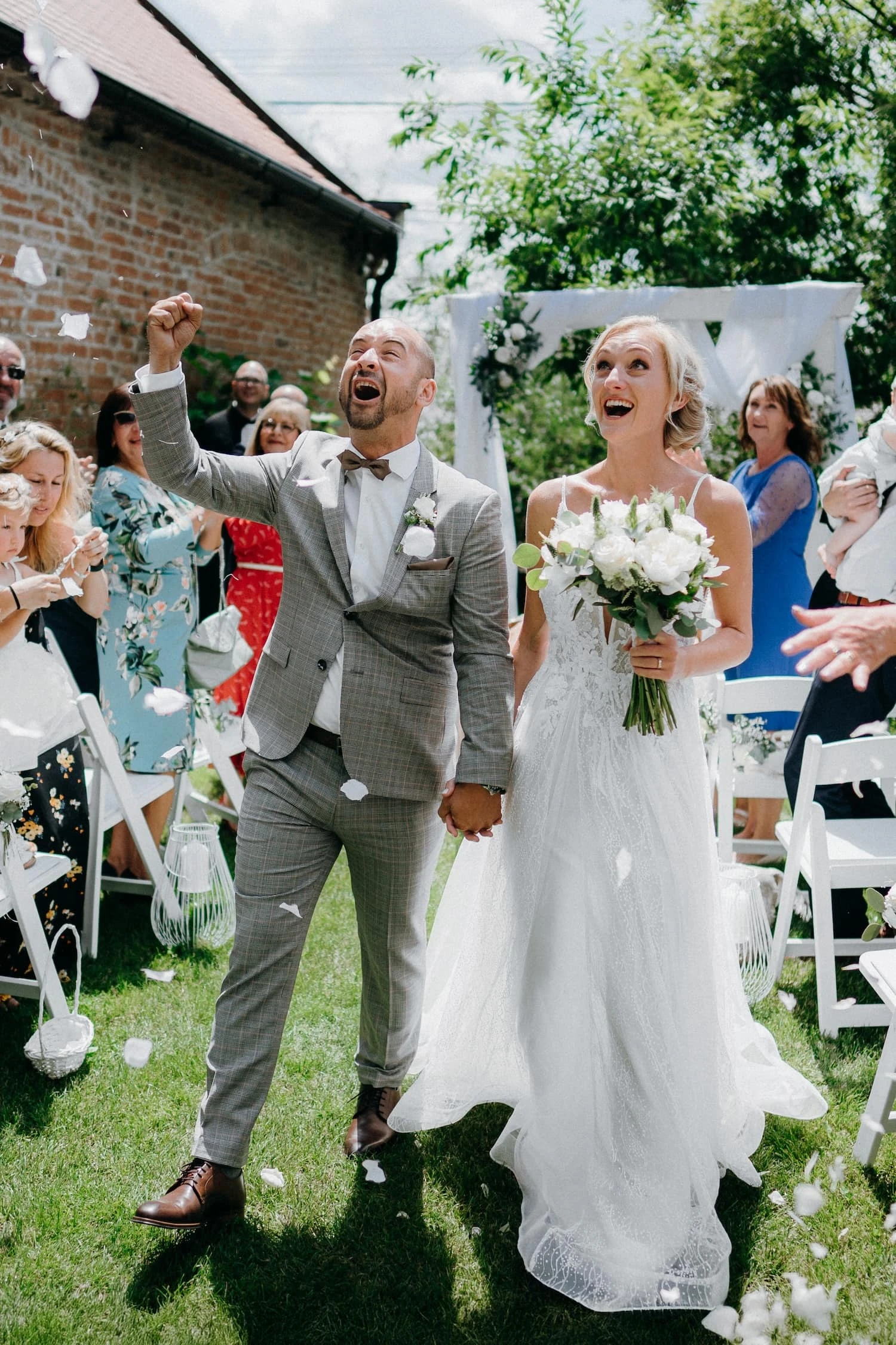 Svatební portrét nevěsty s kyticí