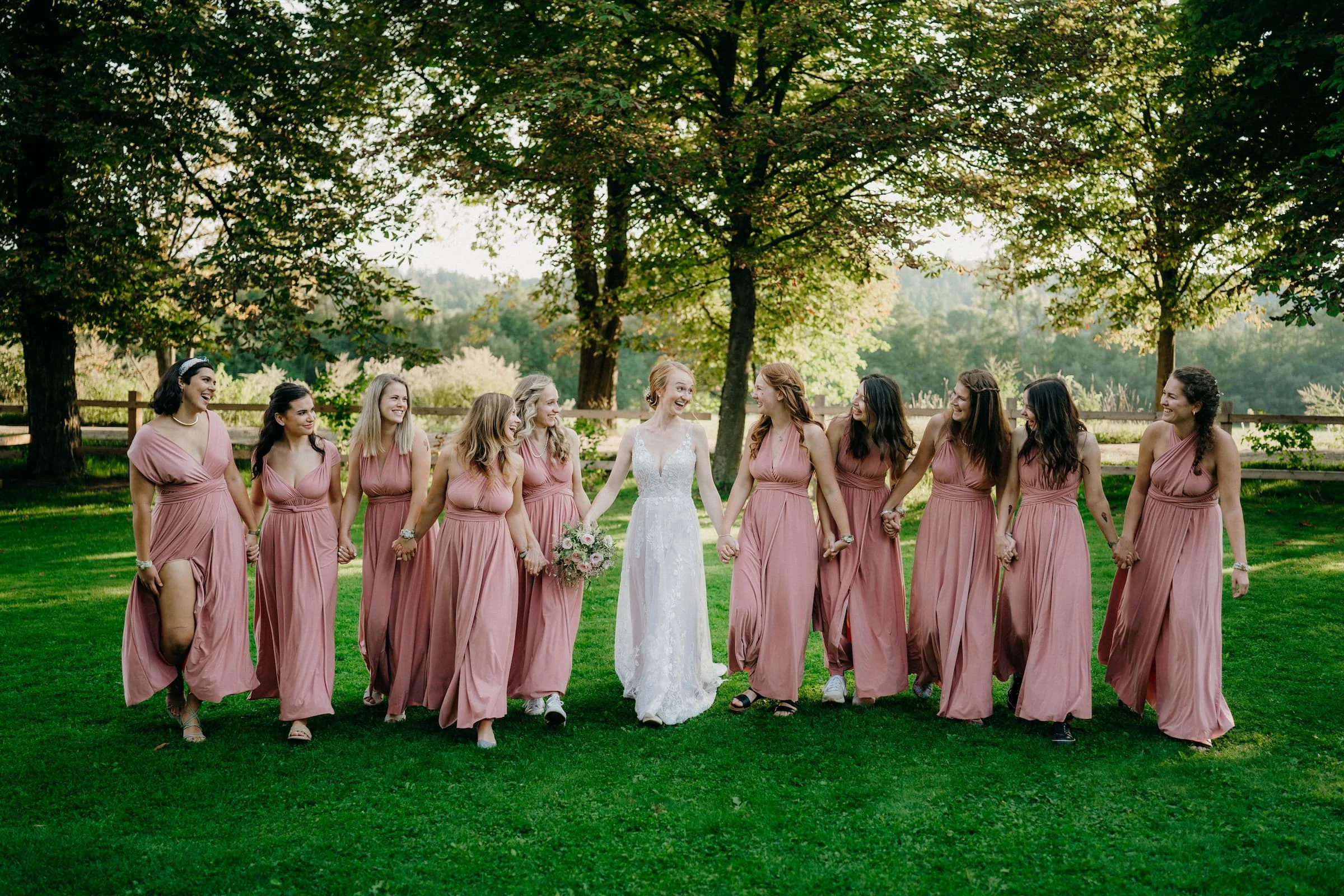 Svatební portrét nevěsty s kyticí