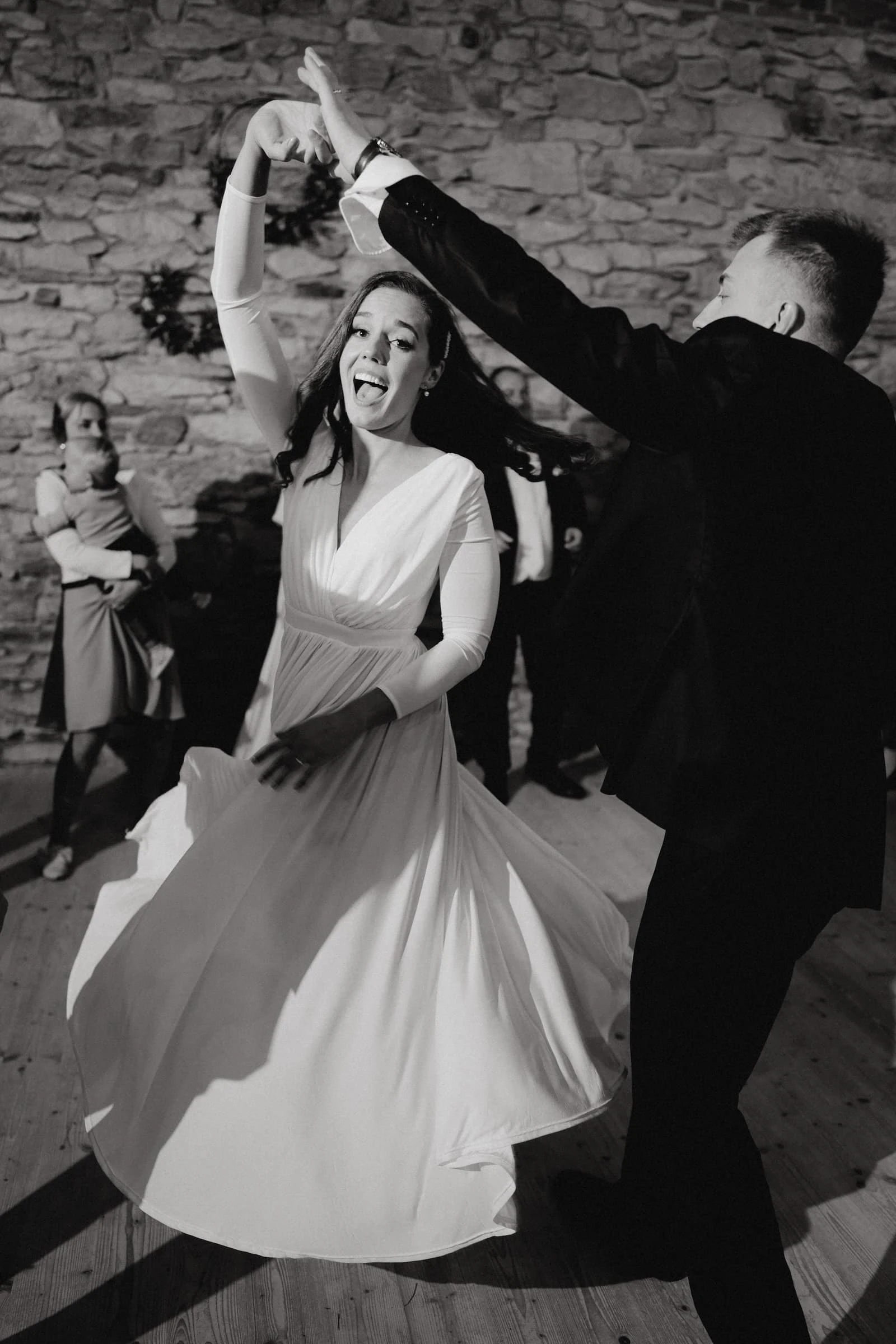 Novomanželé v aleji