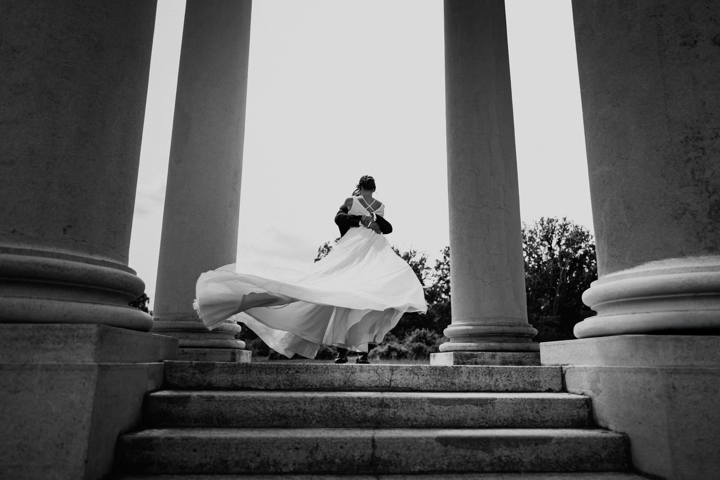 Svatební portrét nevěsty s kyticí