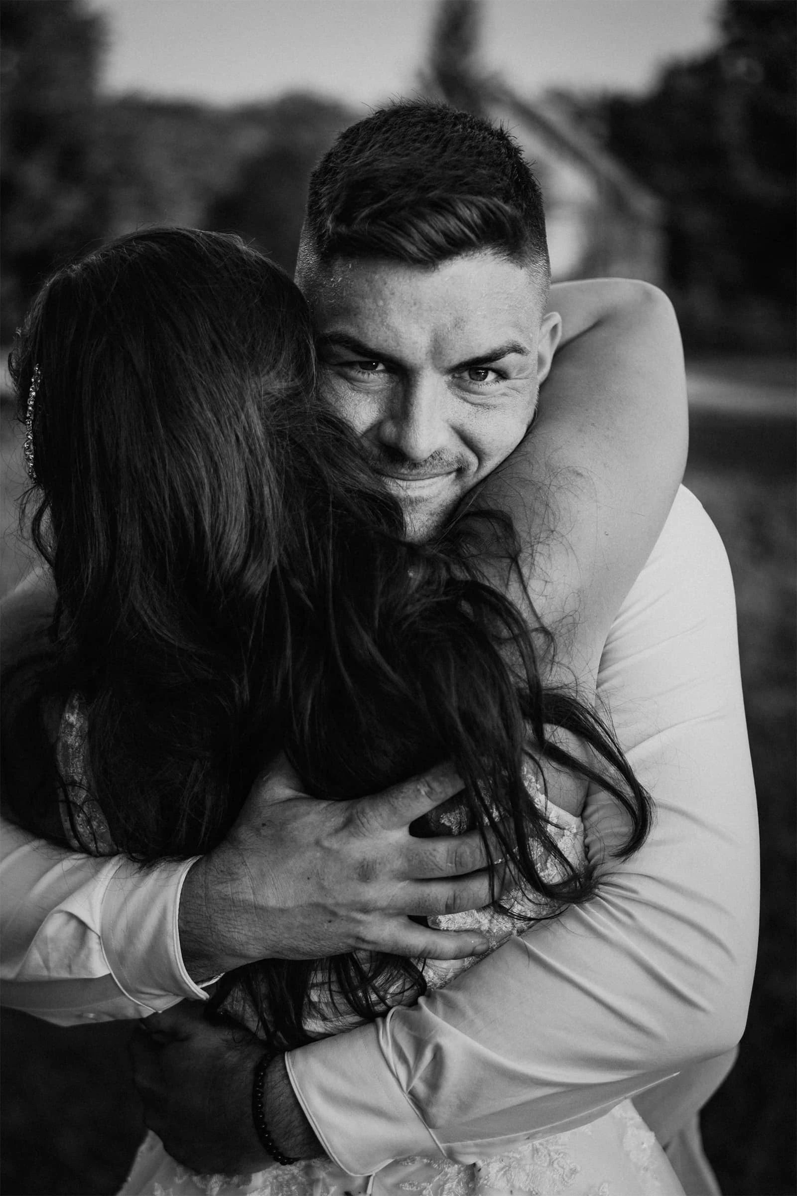 Spontánní smích nevěsty a ženicha