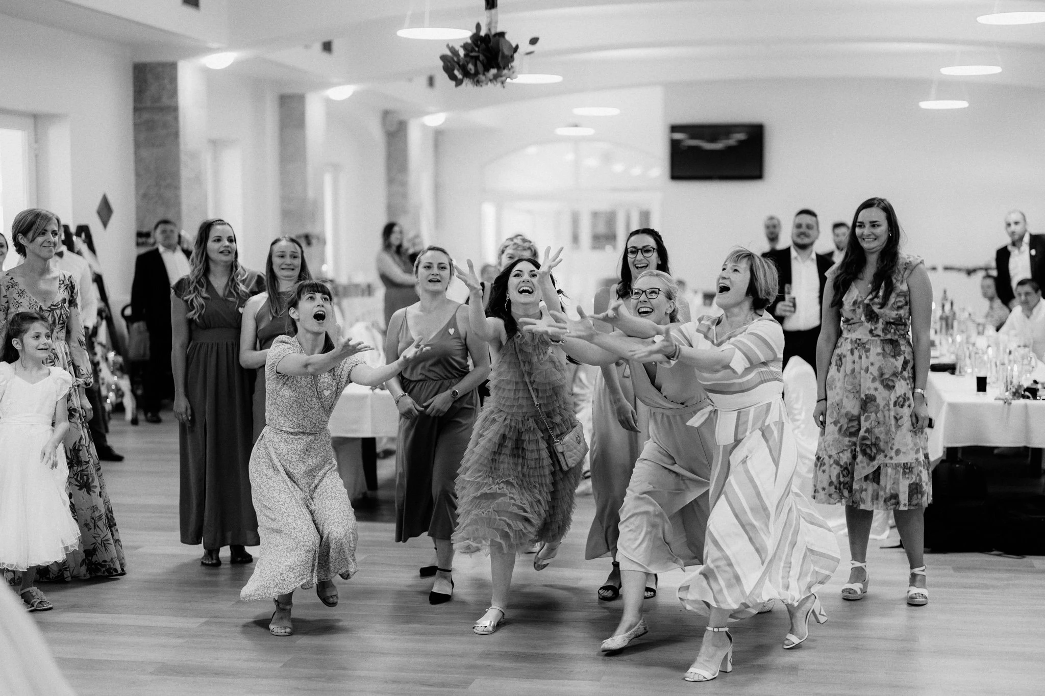 Novomanželé tančí pod hvězdami