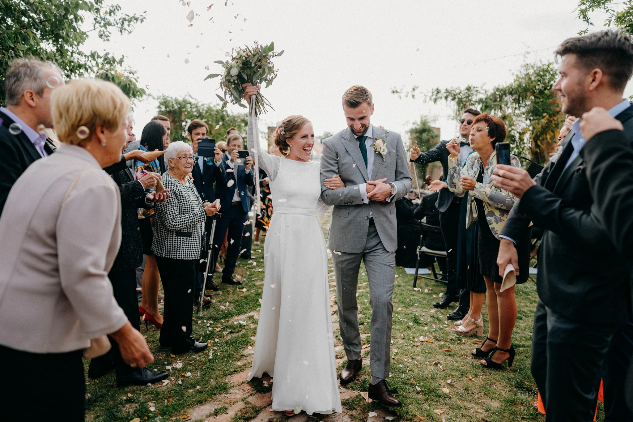 Spontánní smích nevěsty a ženicha