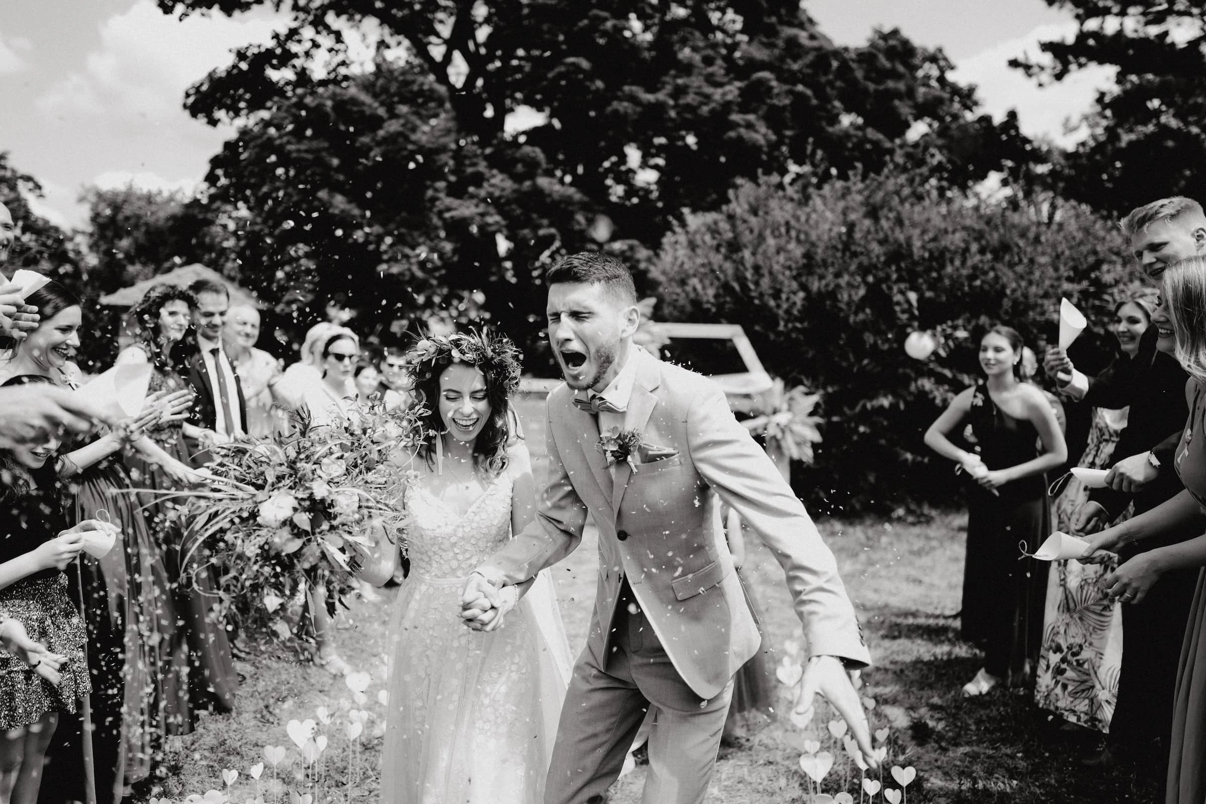 Novomanželé při západu slunce na vinici