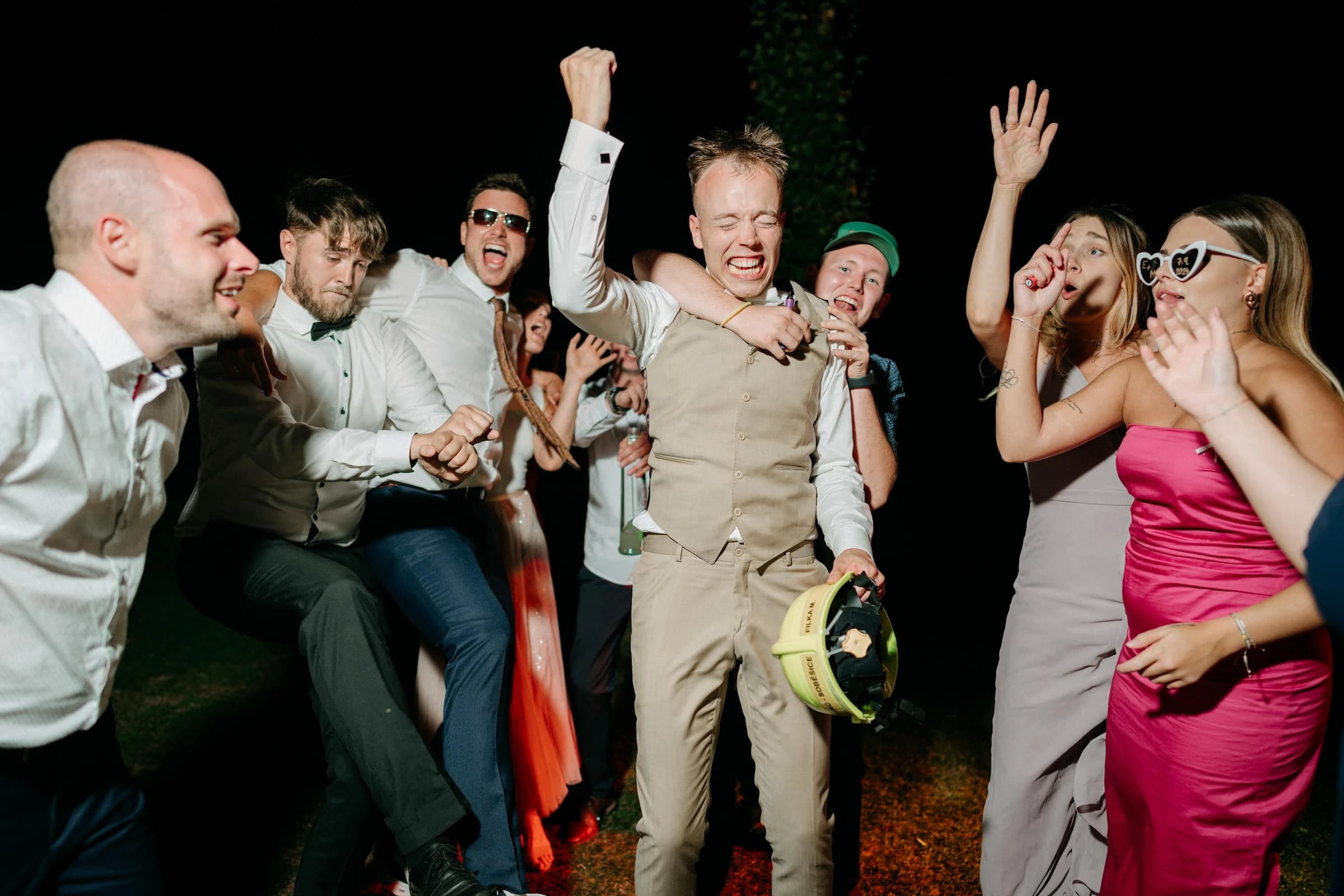 Novomanželé při západu slunce na vinici