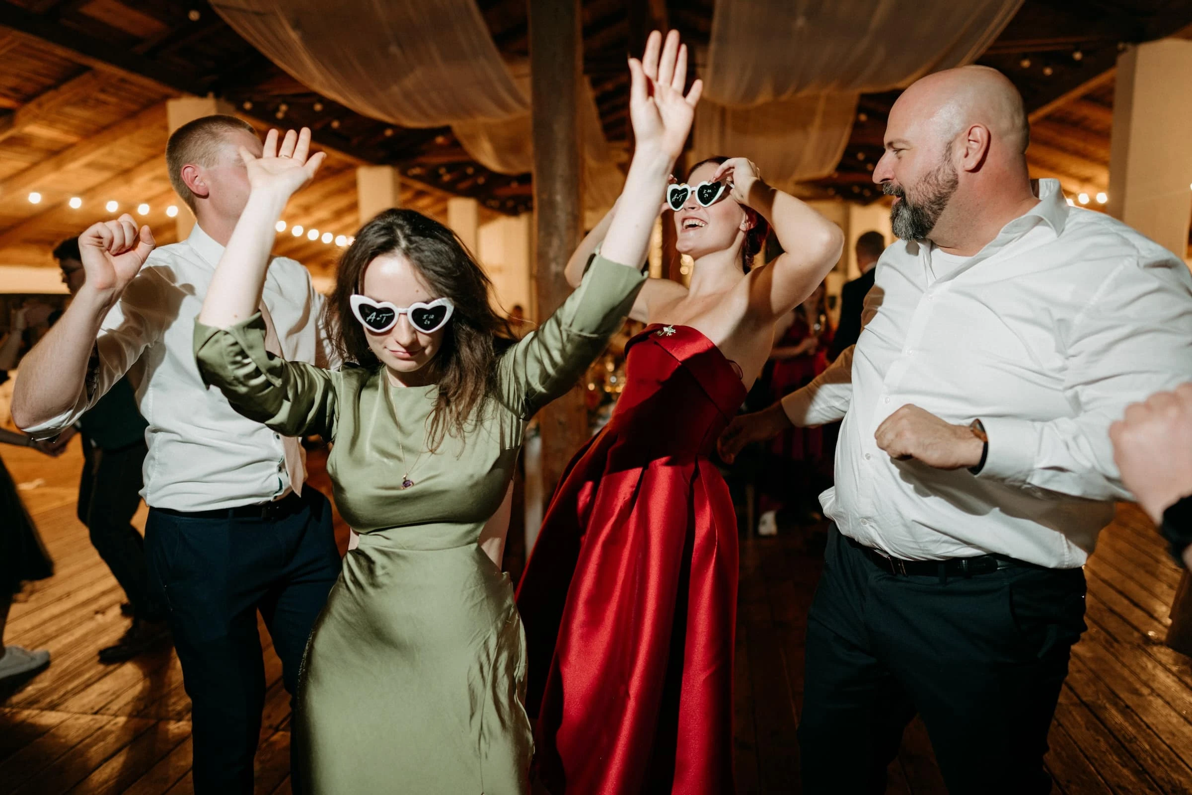 Spontánní smích nevěsty a ženicha