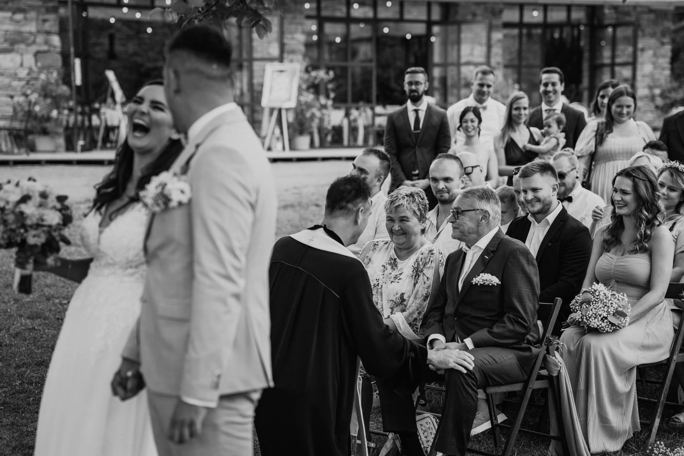 Svatební pár na louce v zlatém světle