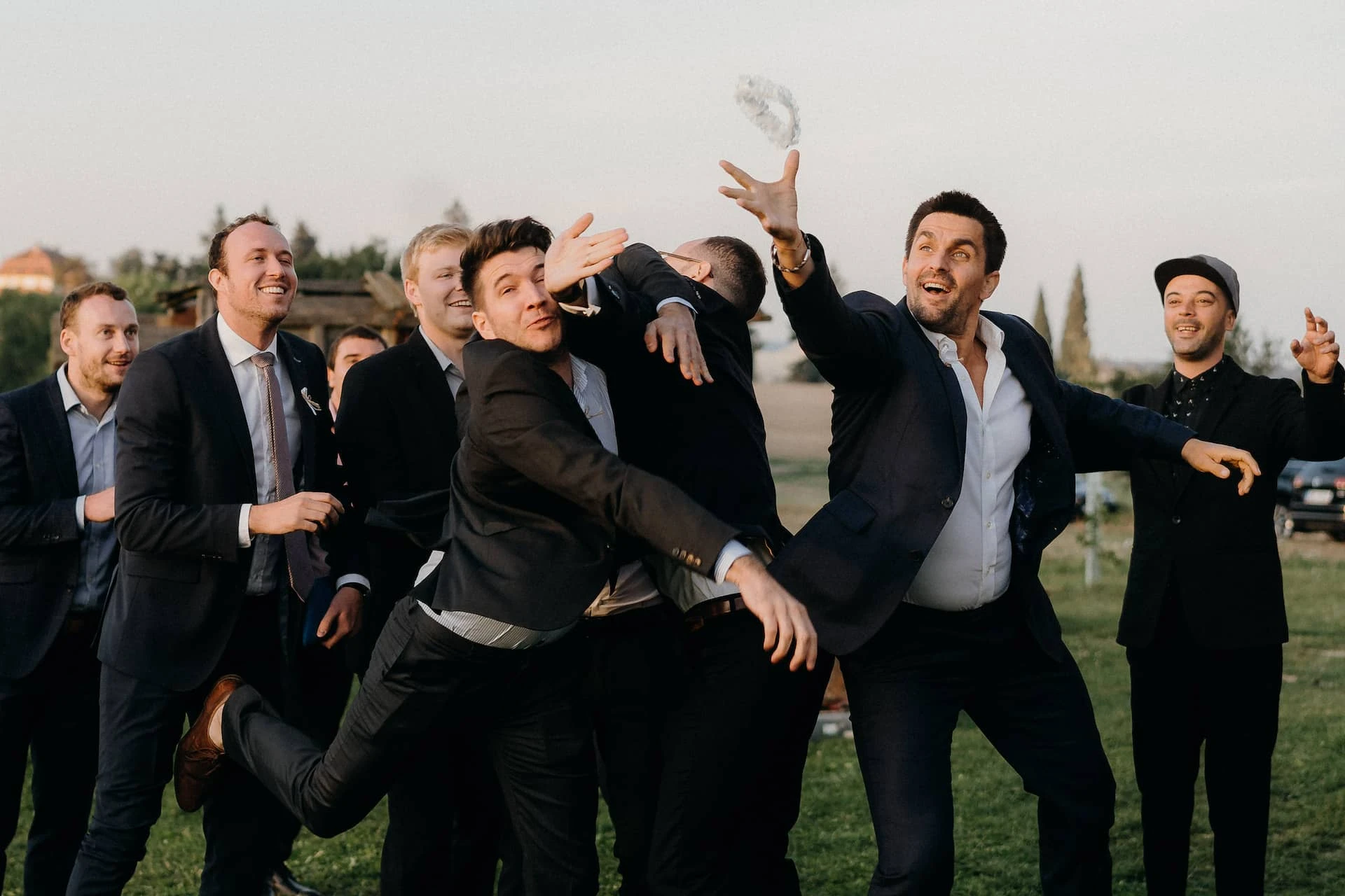 Svatební pár na louce v zlatém světle