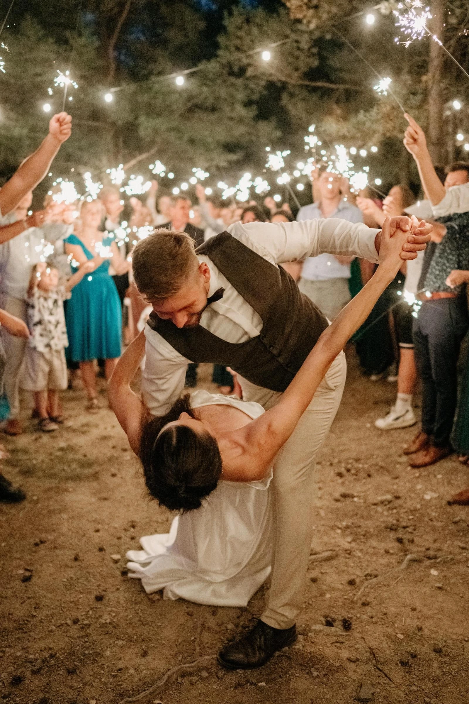 Novomanželé procházejí alejí stromů