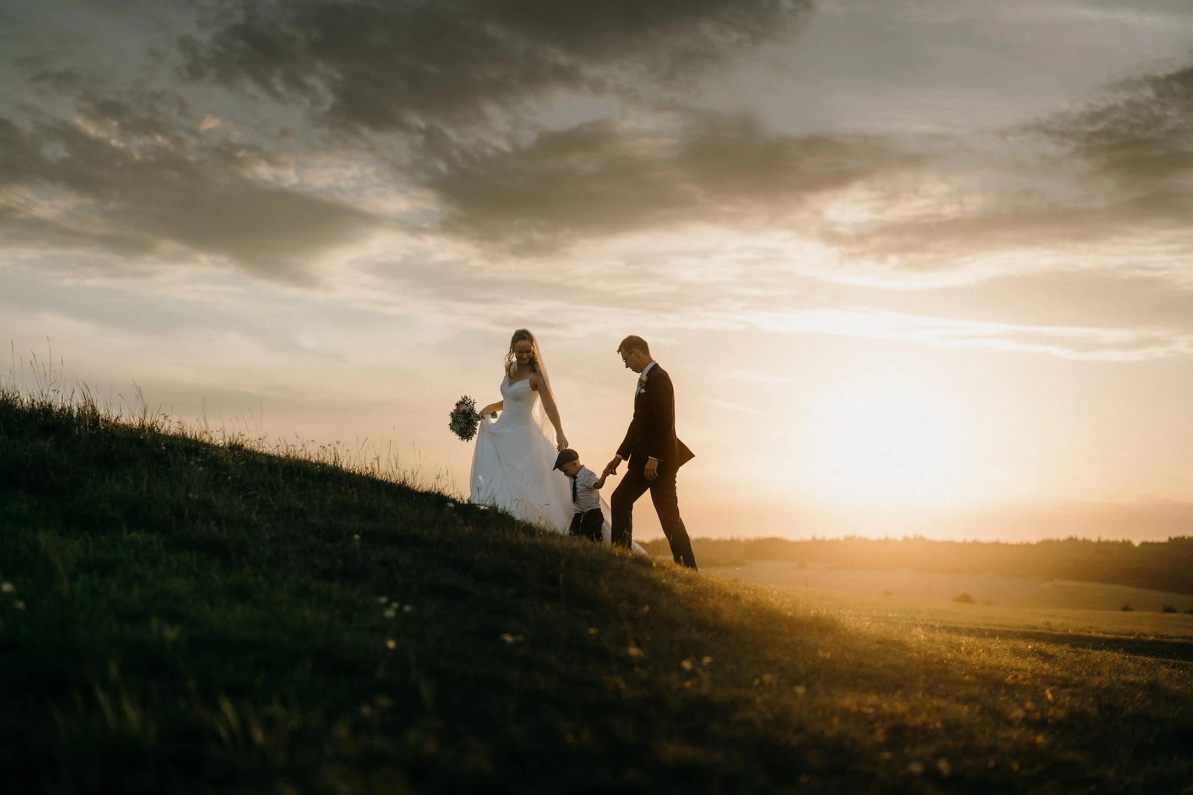 Novomanželé tančí pod hvězdami