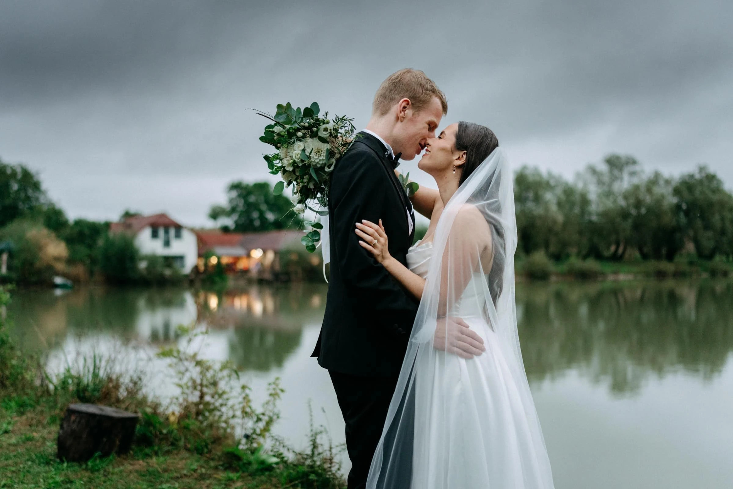 Novomanželé při západu slunce na vinici