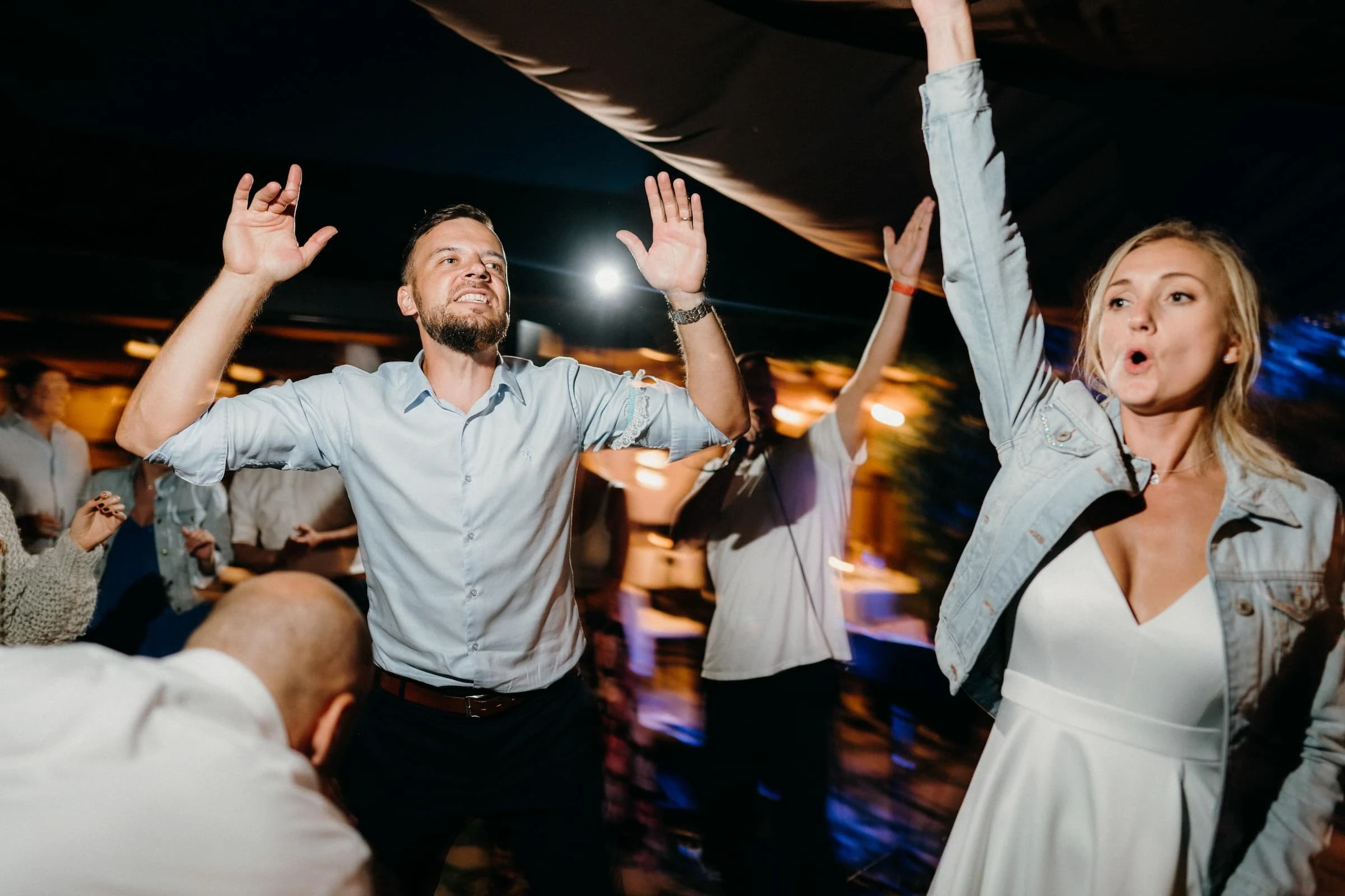 Novomanželé procházejí alejí stromů