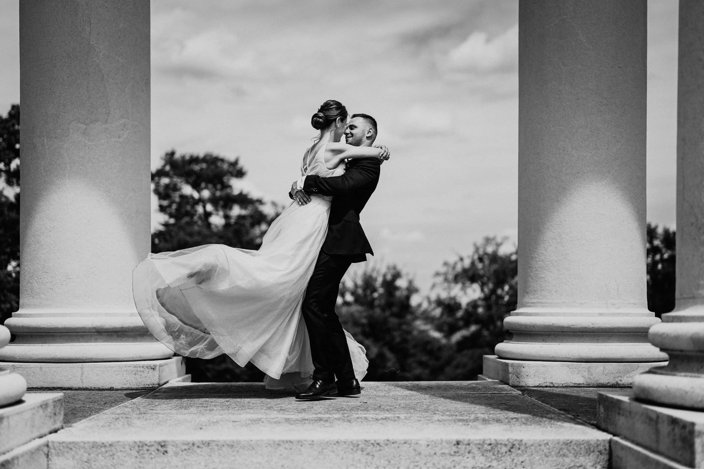 Spontánní smích nevěsty a ženicha