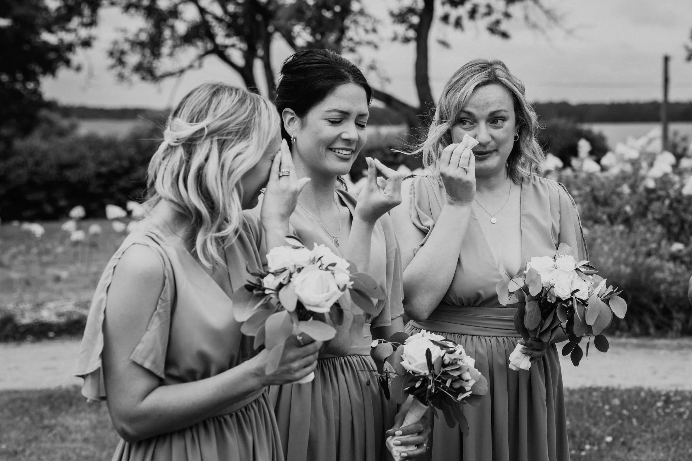 Novomanželé při západu slunce na vinici