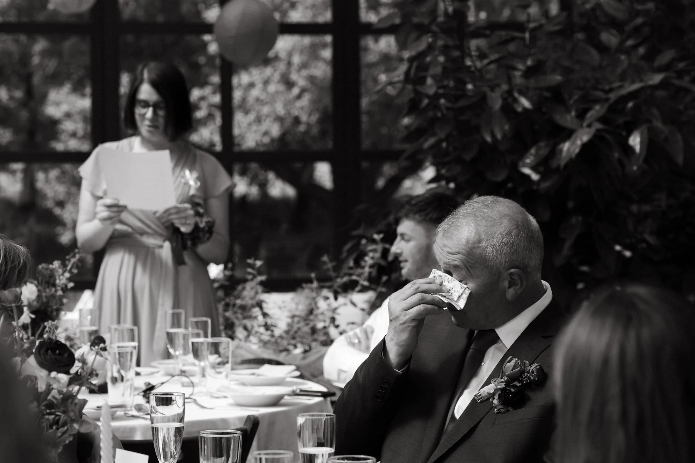 Svatební portrét nevěsty s kyticí