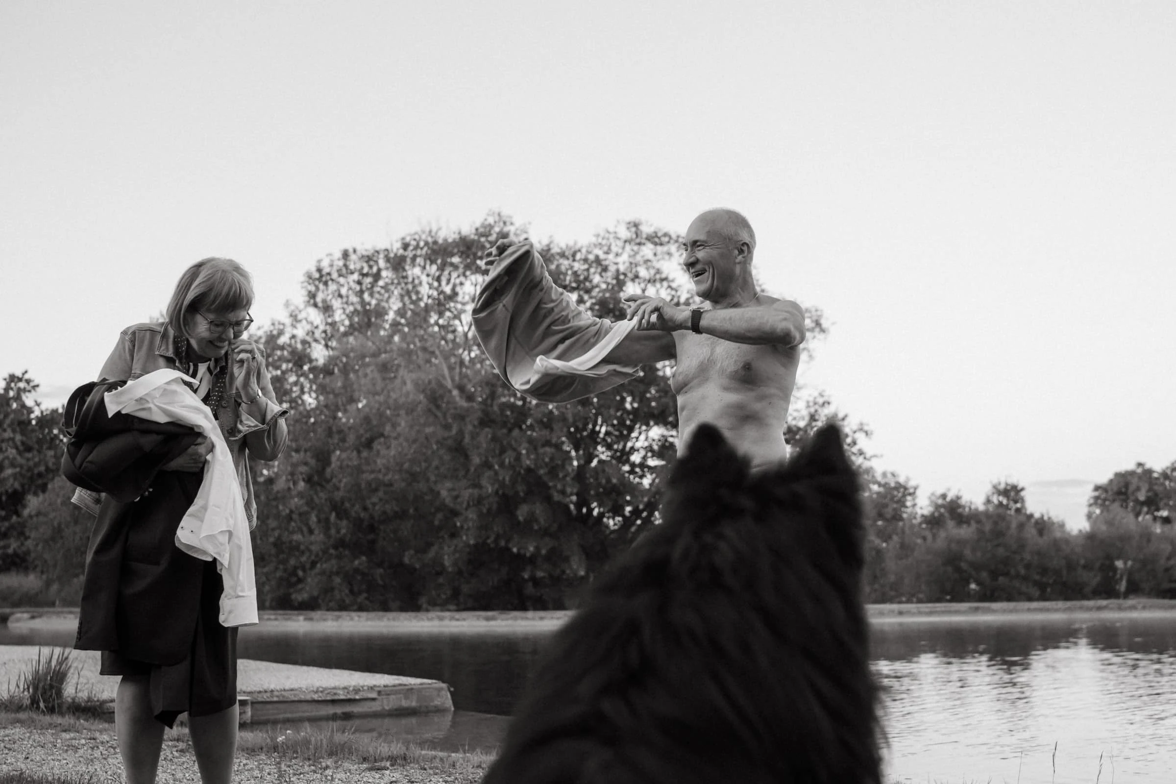 Novomanželé procházejí alejí stromů