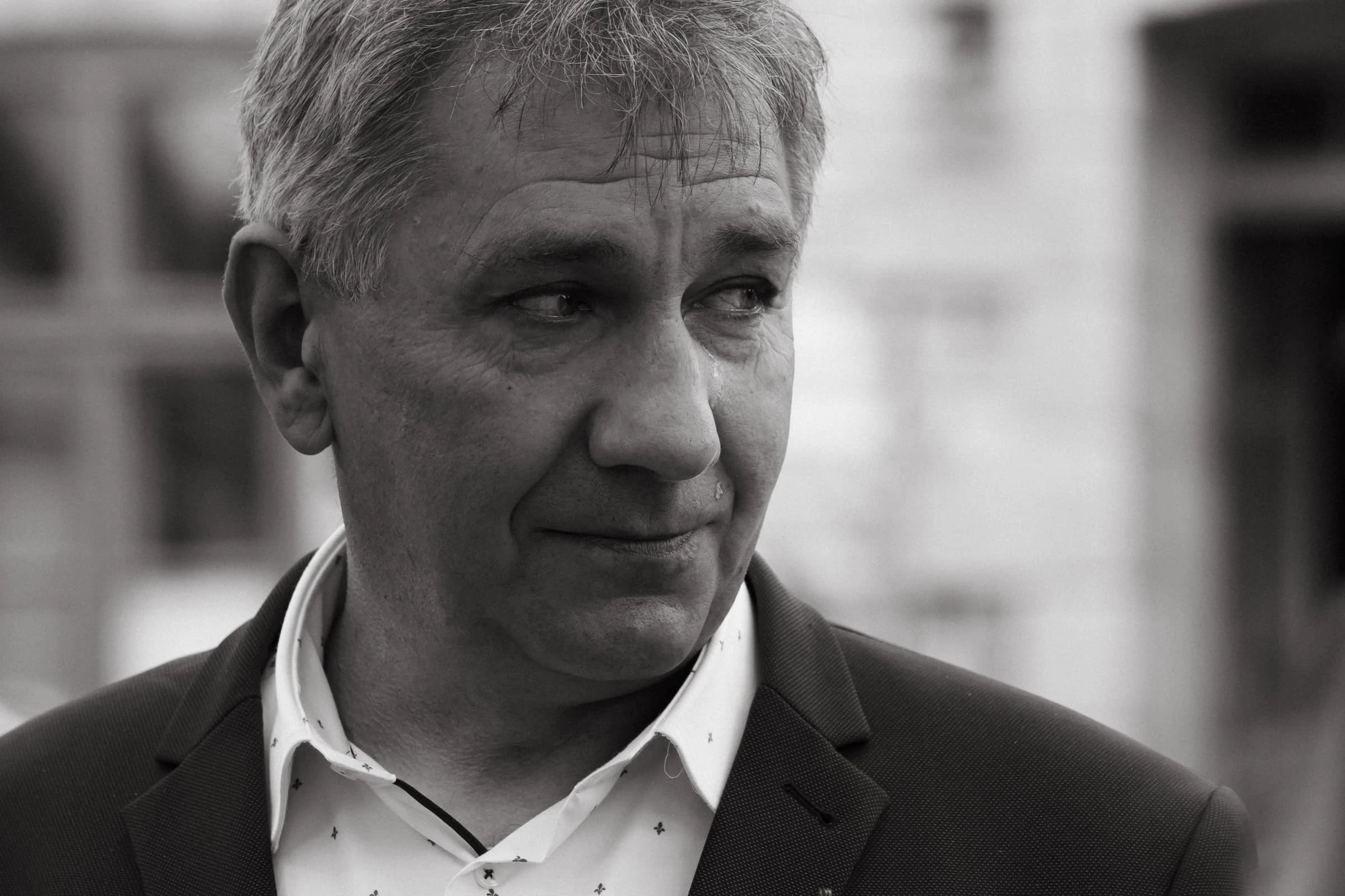 Svatební pár na louce v zlatém světle