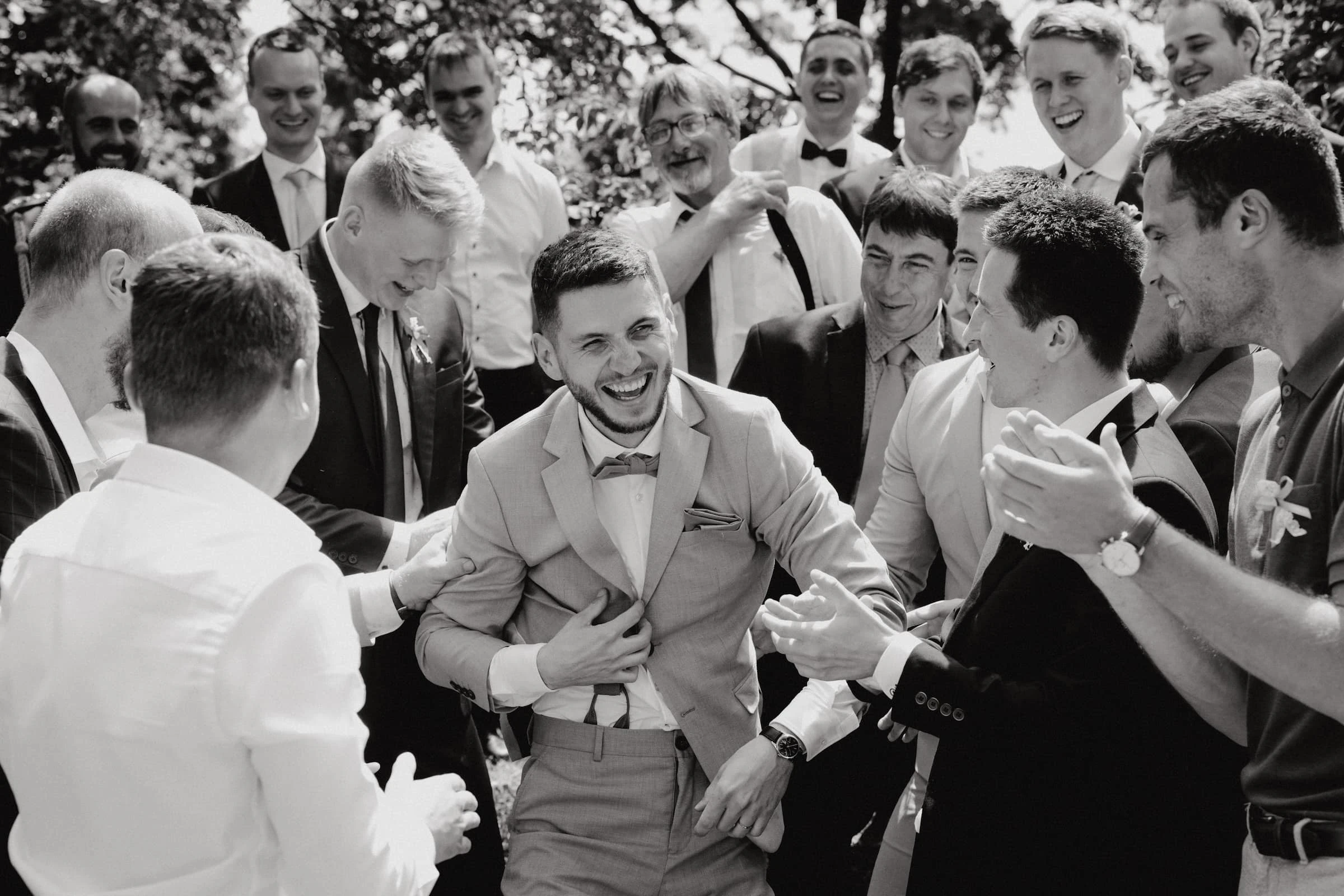 Spontánní smích nevěsty a ženicha