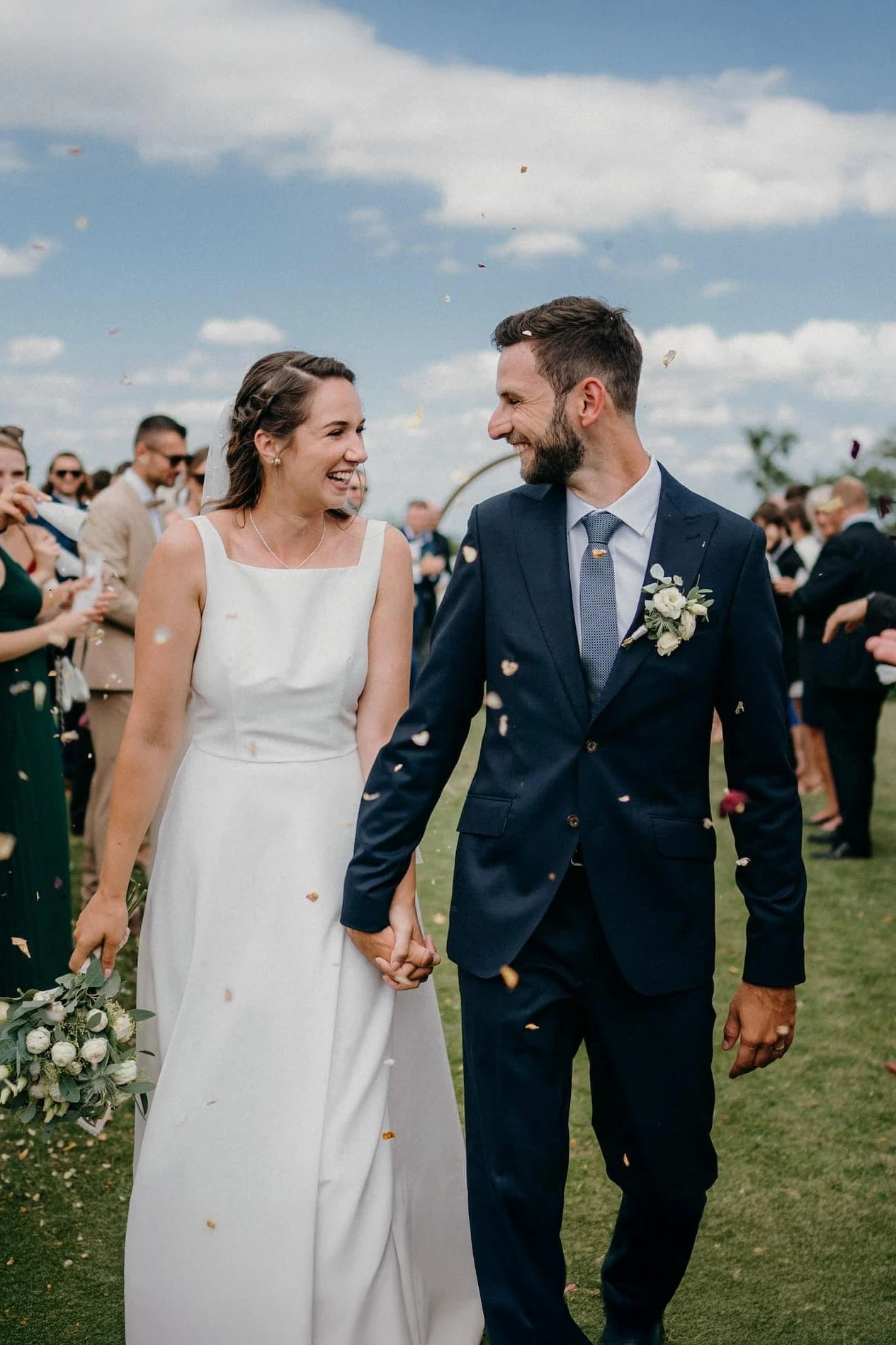 Novomanželé procházejí alejí stromů