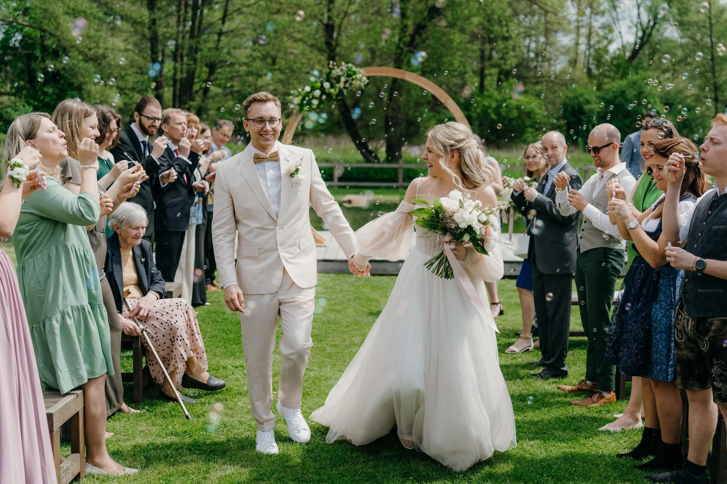 Novomanželé tančí pod hvězdami