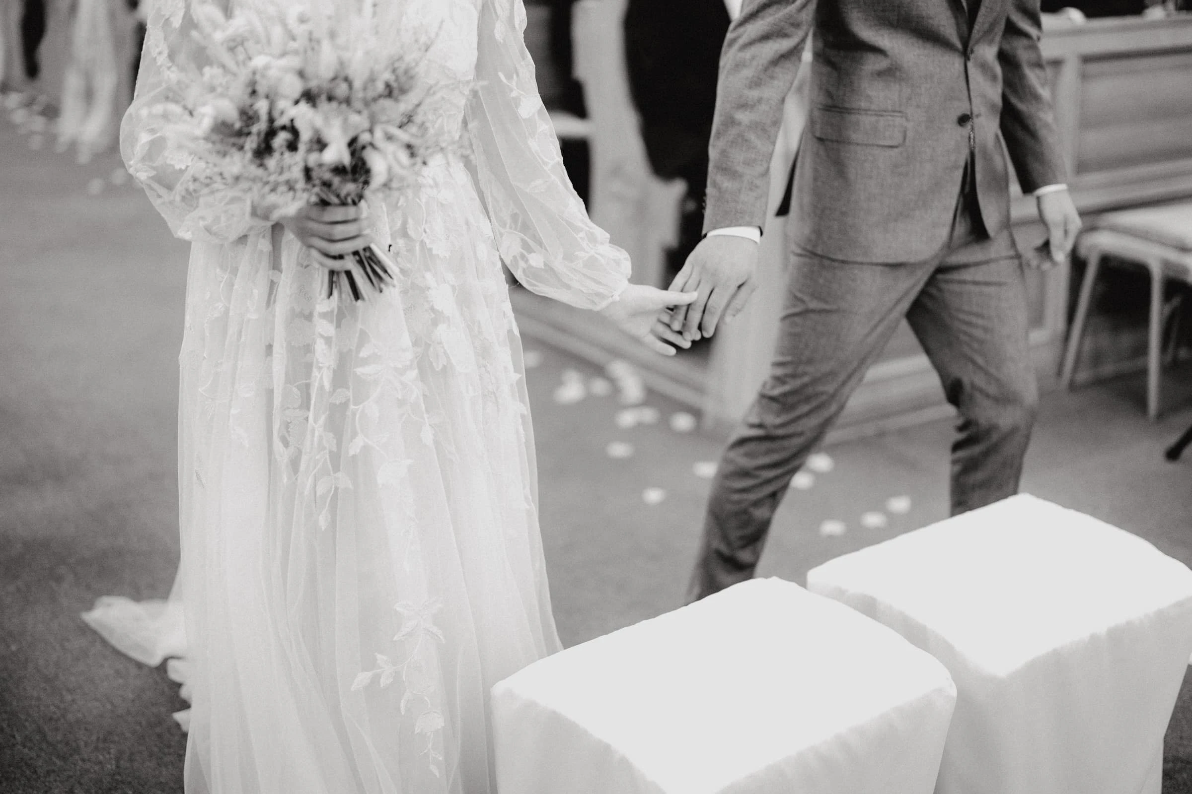 Novomanželé při západu slunce na vinici