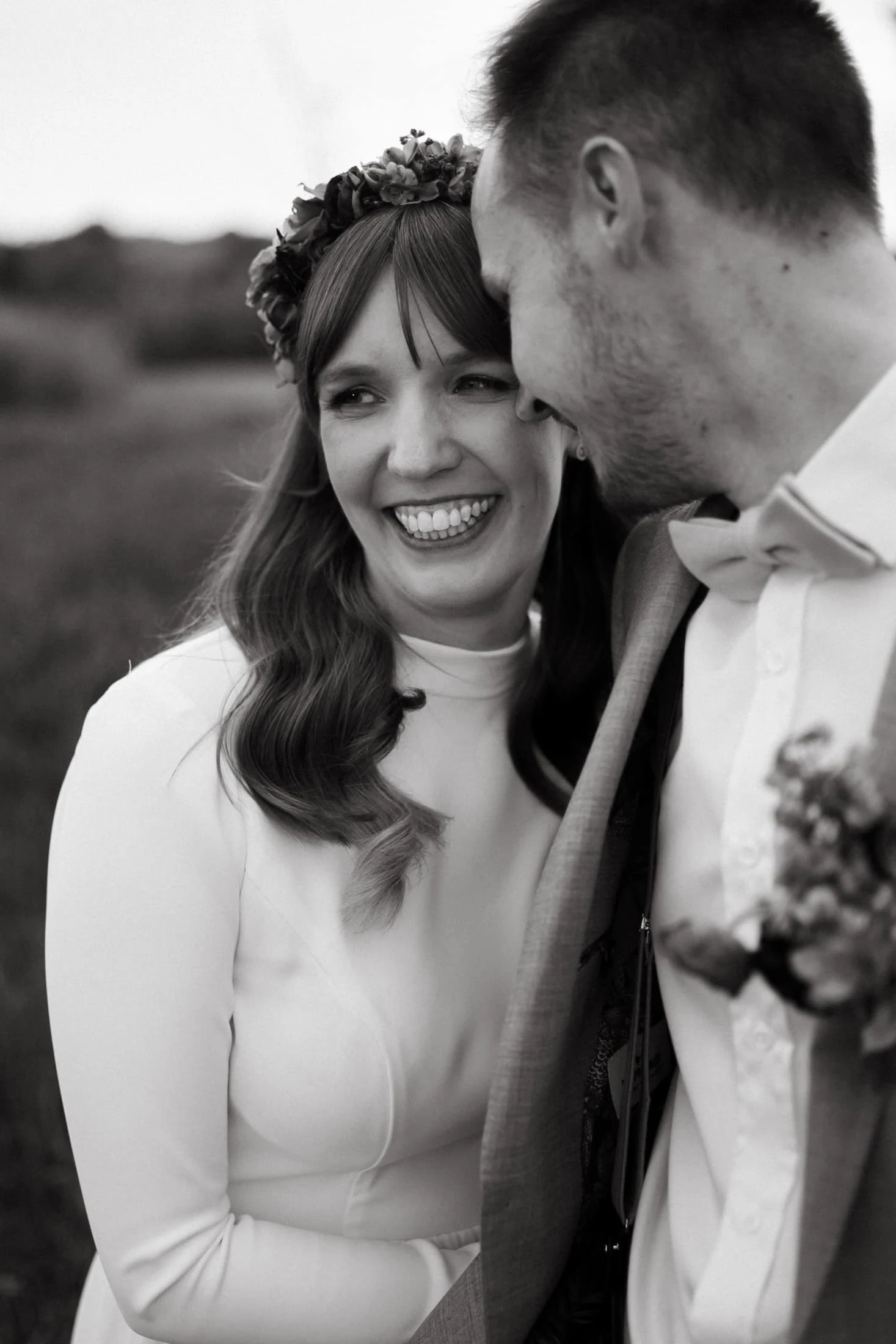 Novomanželé na louce