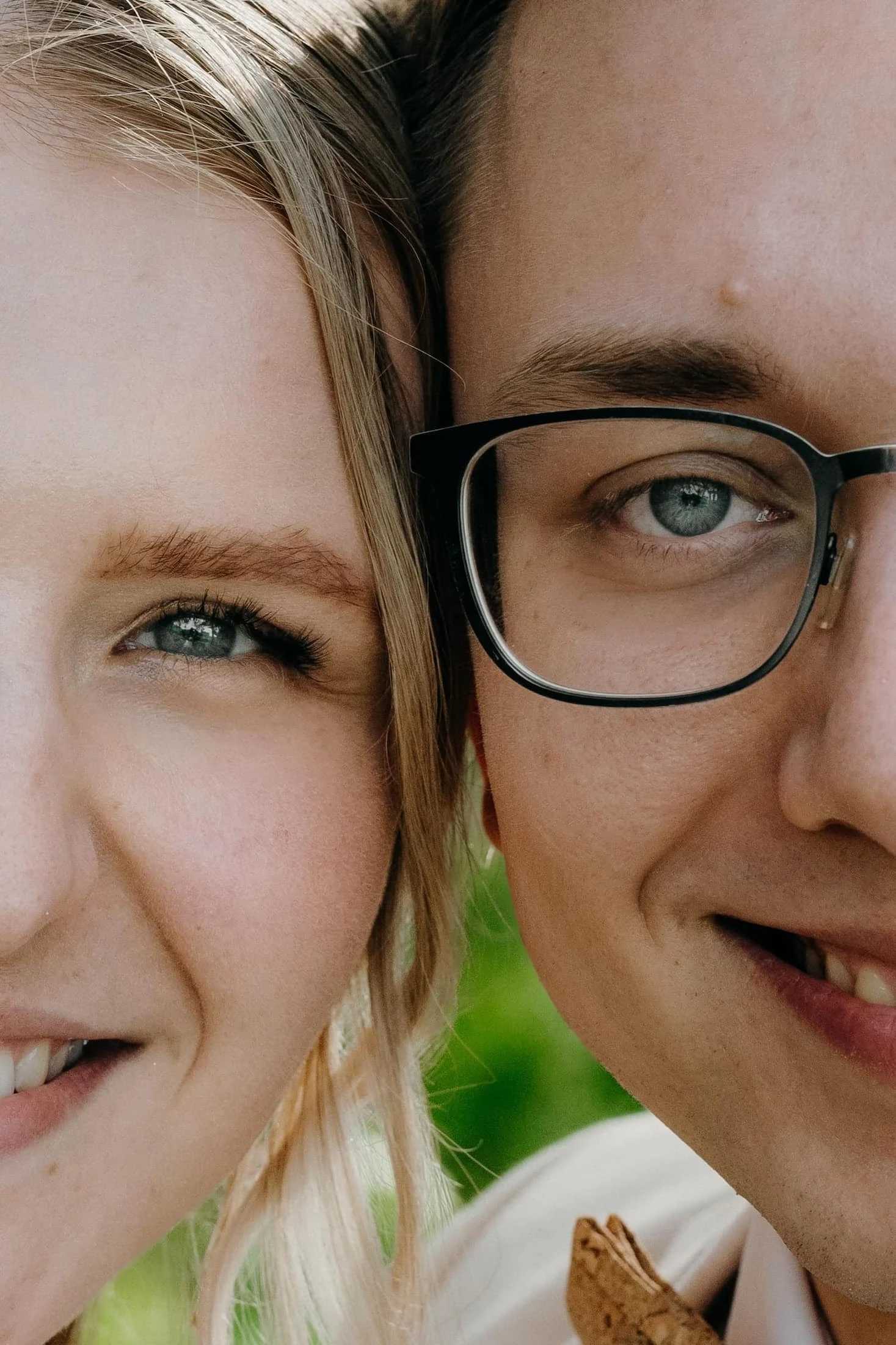 Svatební pár na louce v zlatém světle