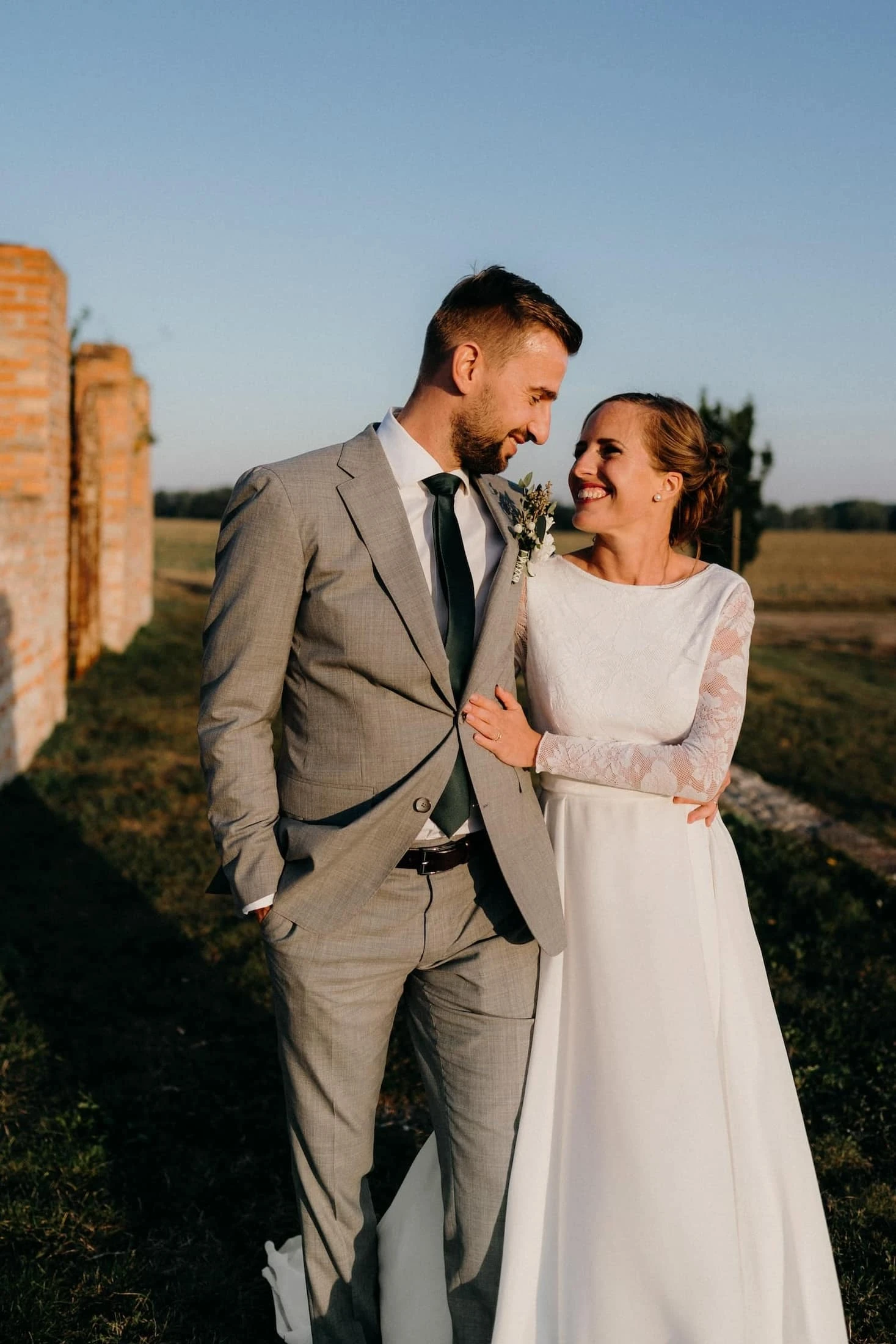 Novomanželé tančí pod hvězdami