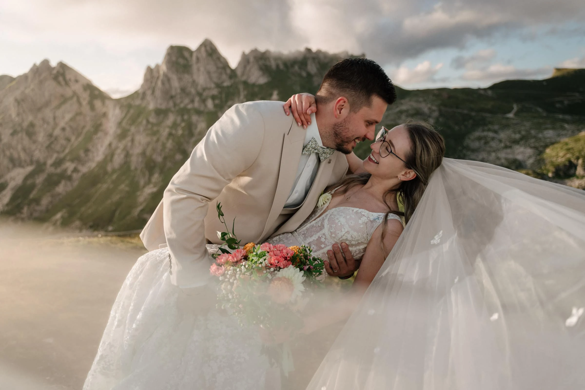 Svatební portrét nevěsty s kyticí