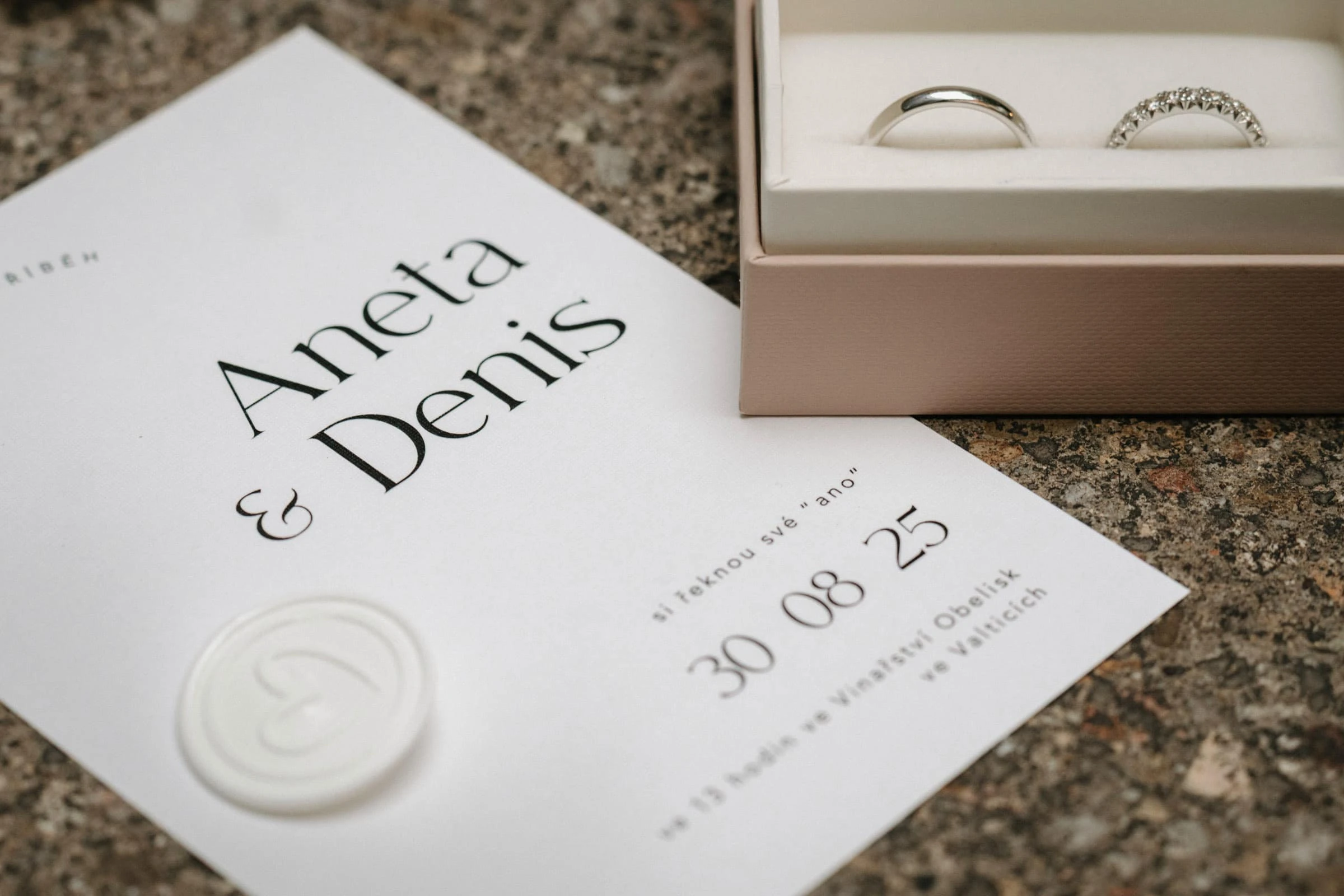 Svatební pár na louce v zlatém světle