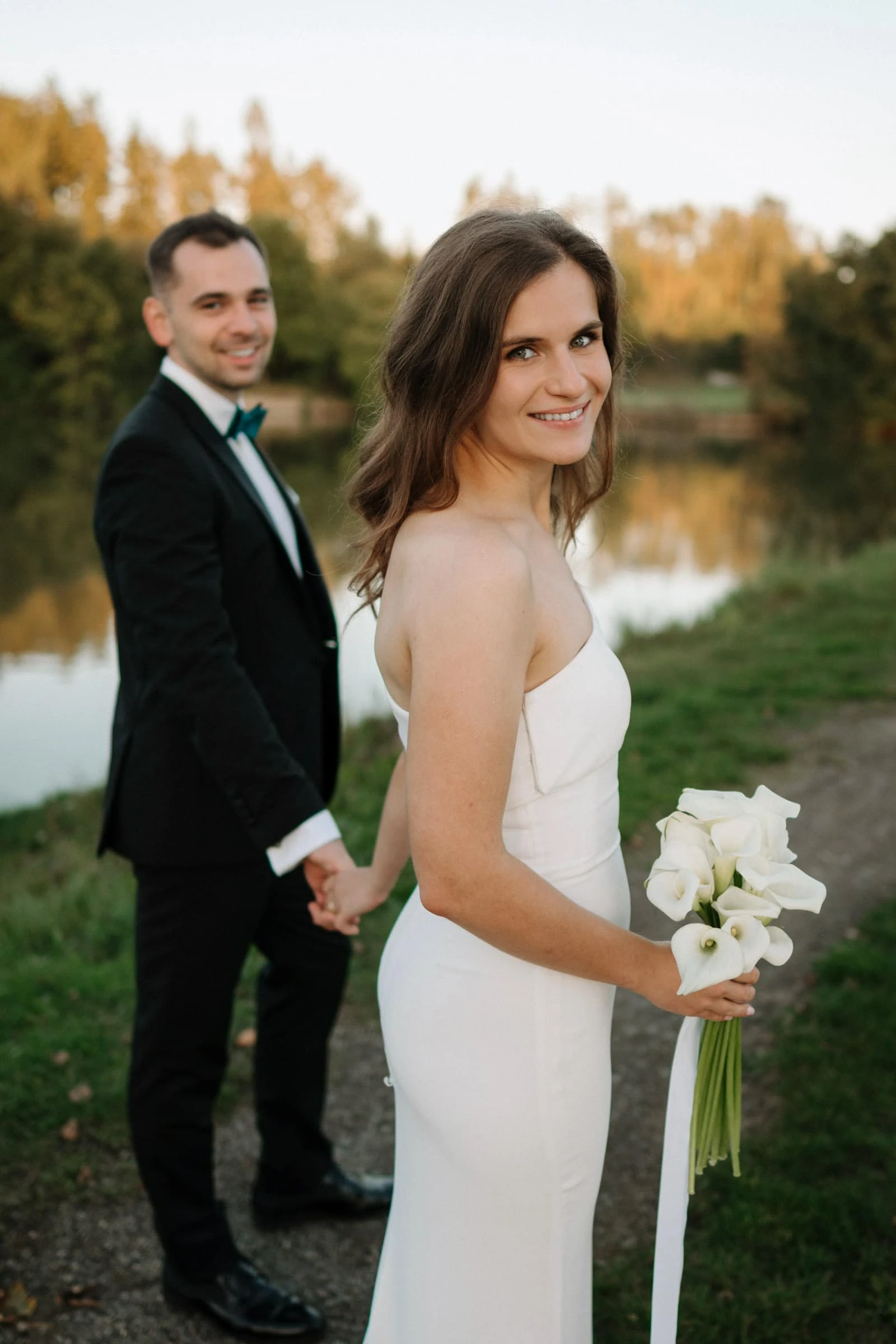 Novomanželé při západu slunce na vinici